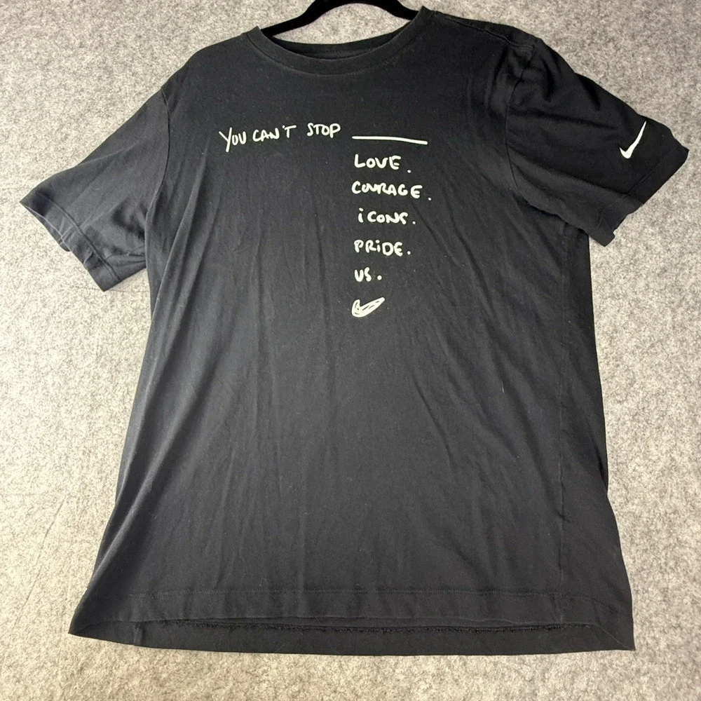 Nike Be True Dri-FIT Graphic T-Shirt Black Pride Love Courage Mens Medium